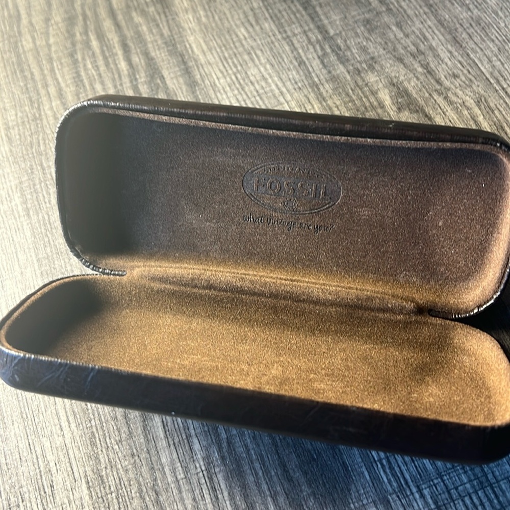 Fossil Glasses Hard Case Clam Shell Color Brown - image 3